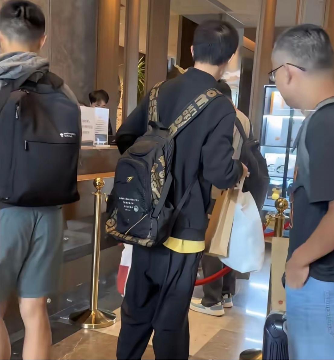 8月14日，有网友发文称在河北崇礼一家酒店偶遇35岁的韦东奕，画面中的他穿着黑色