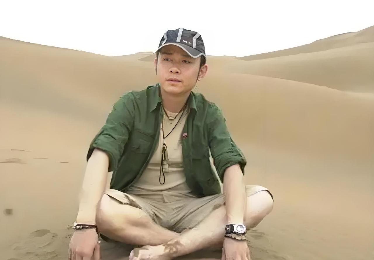 那粗粝又深情的嗓音，带着乌鲁木齐街头的风雪气息，瞬间穿透了无数电台和音响。旋律简