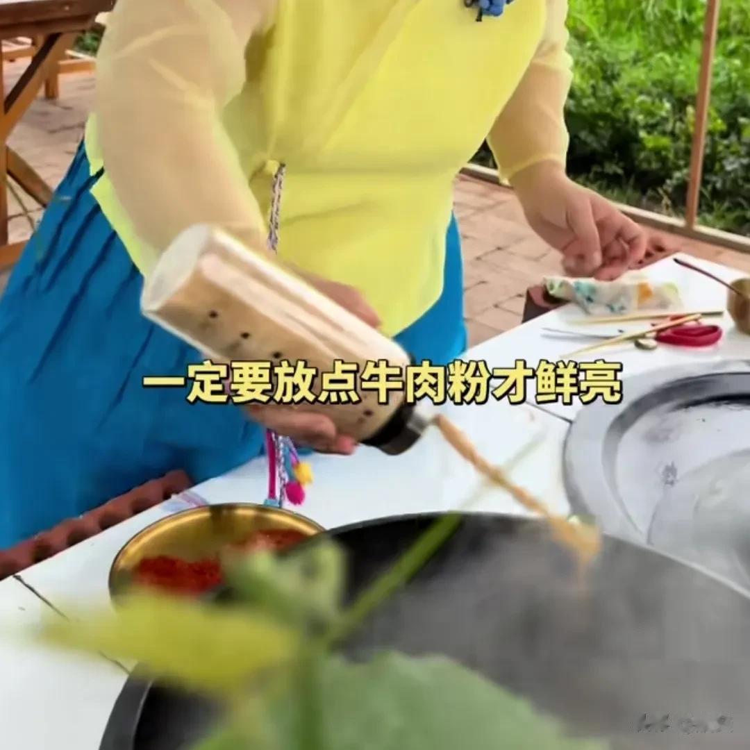 经常看到几个朝族博主，把一种叫牛肉粉的调料往菜里猛加。
她们自己的橱窗里当然也有