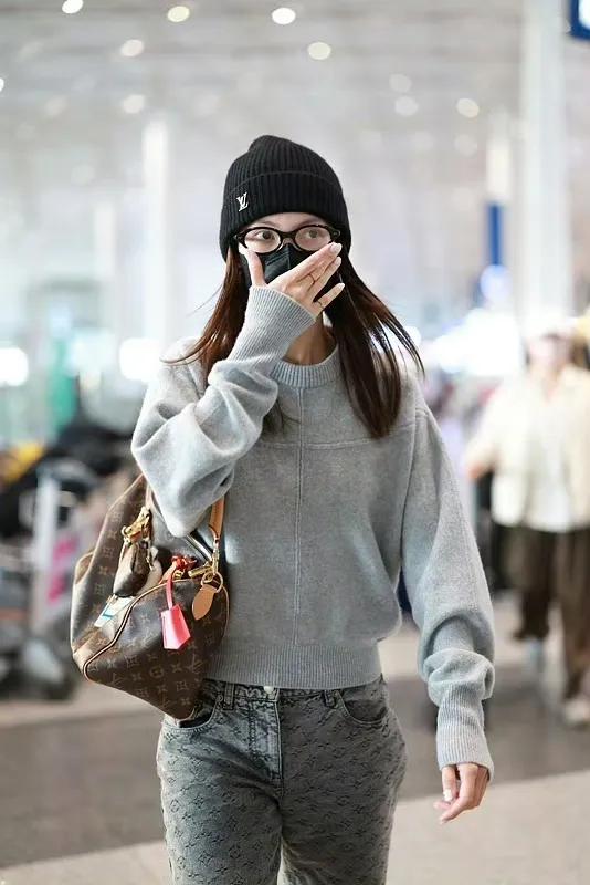 @金晨 素颜低调现身北京机场，灰色look+毛线帽，时尚又保暖！机场时尚秀 ​​