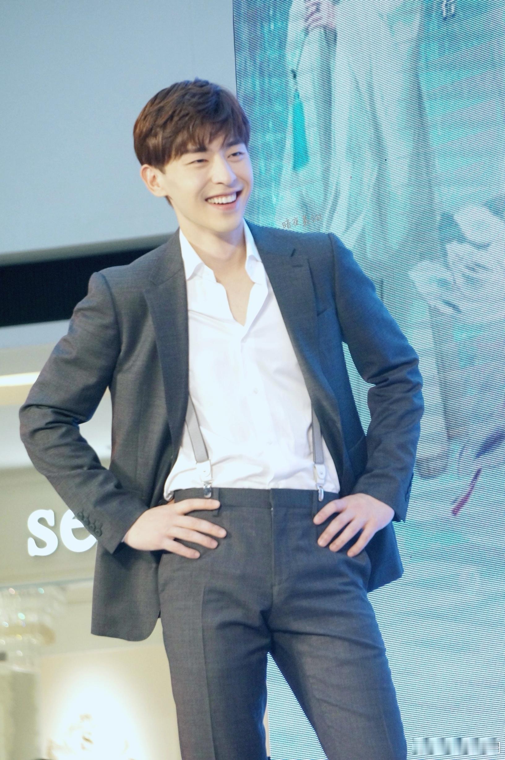 邓伦 暂时听不到雨声能不辜负我这早起的周末吗？早上好我的心肝儿[太阳] ​​​