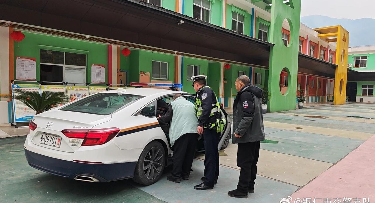 【新春暖警 | 大年初一守护不打烊，思南交警暖心护送迷路老人“回家”】节日我在岗