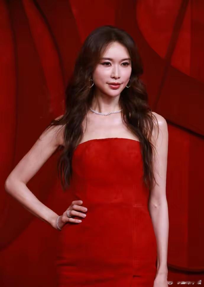 51岁的林志玲，一身红裙仙气飘飘，充满了野性的魅力。不过不老女神也难以抵抗岁月的