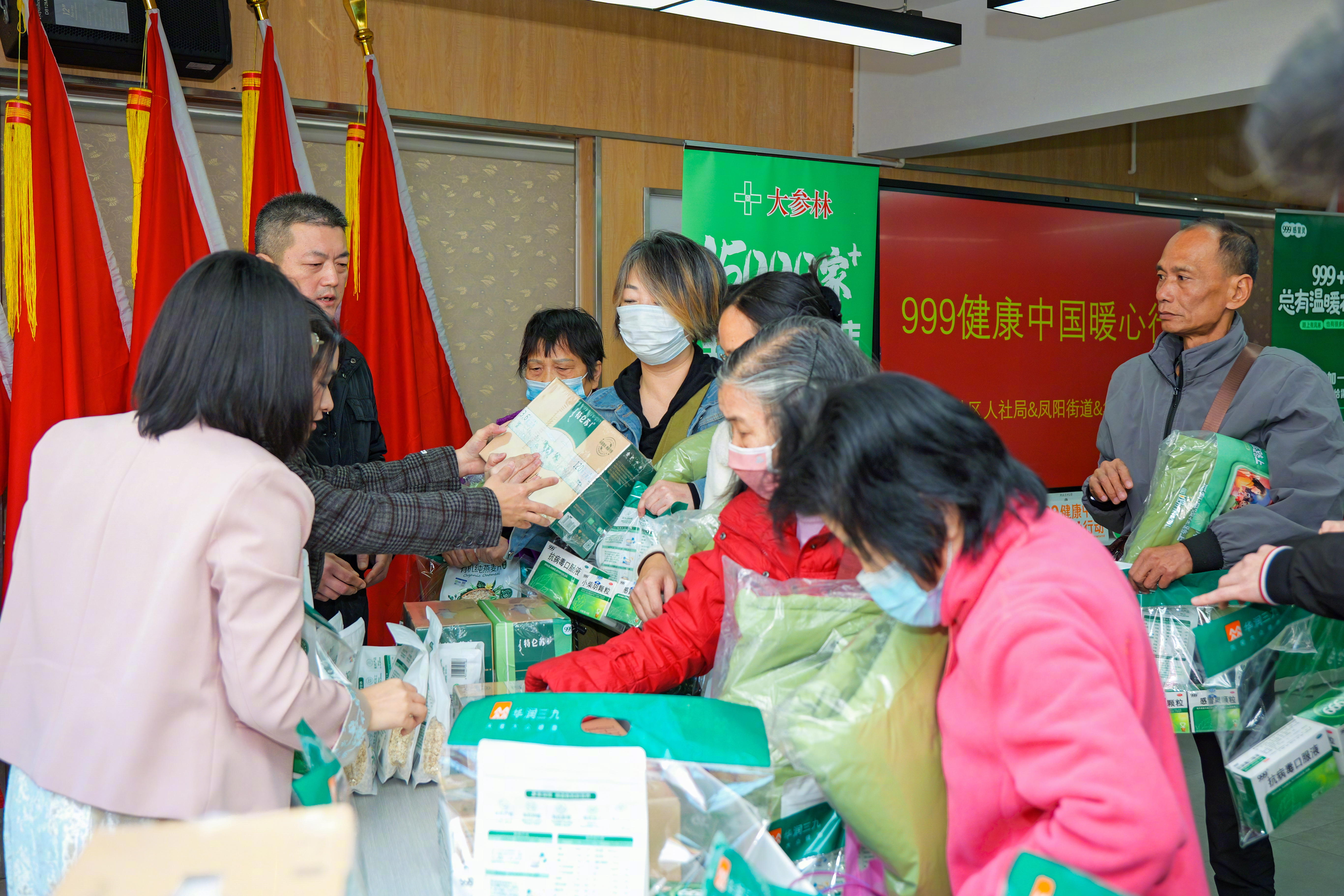 999 感冒灵这波联动北京、上海、广州、深圳四大城市20 家药店的贴心【暖意 +
