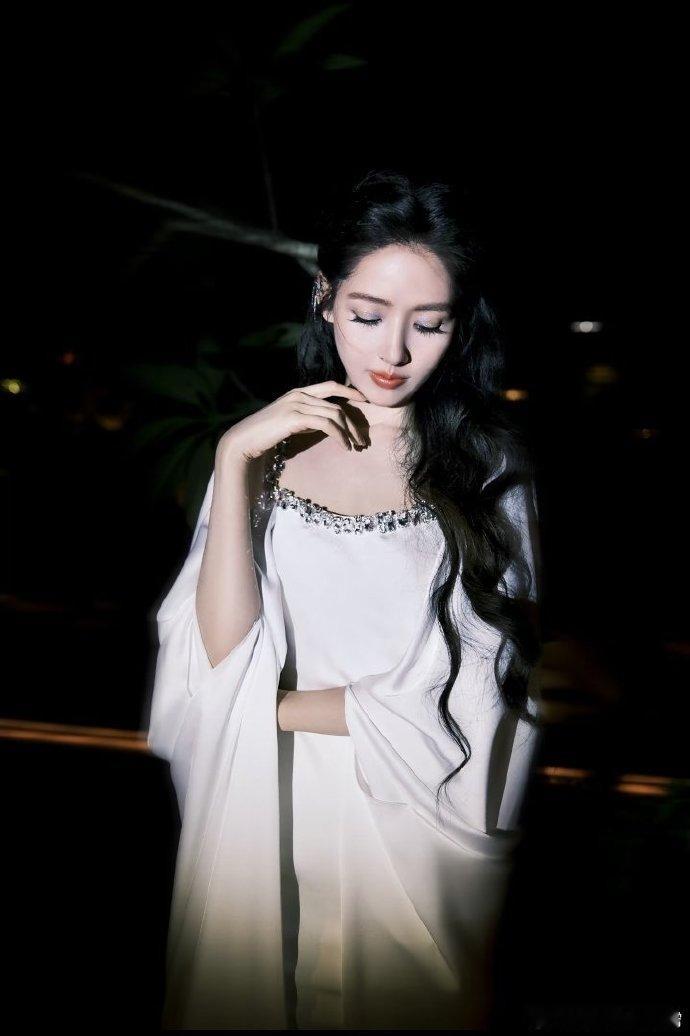 郭碧婷生二胎后花好几年才瘦下来“孩子孤独不孤独看陪伴，不是看数量”。 