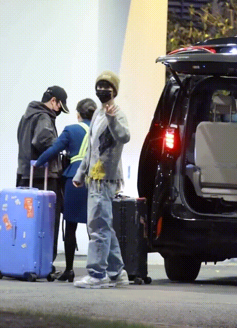 陈哲远回深圳做手术今日， 抵达深圳，下车后他和粉丝挥手互动。据悉，陈哲远今年1月