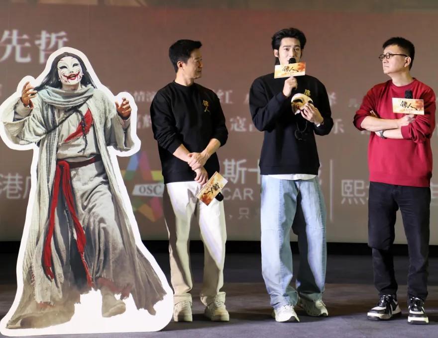 西安的雪，今天下得格外有江湖气。电影《镖人》路演恰逢古都大雪纷飞，吴京刚下飞机就