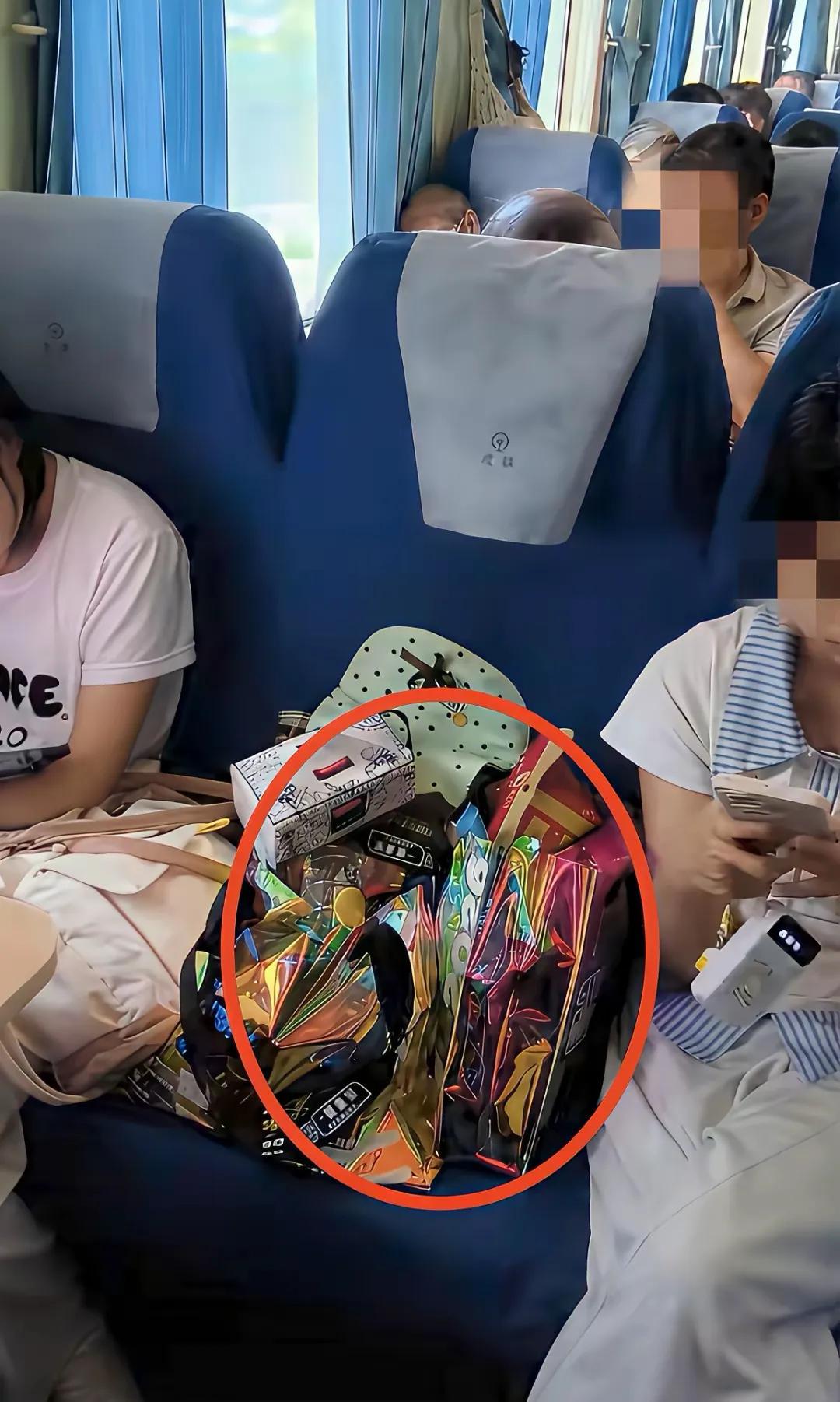 女孩买空座放零食 大姐想坐遭拒
 
在公共出行的列车上，发生了这样一件引发大家热