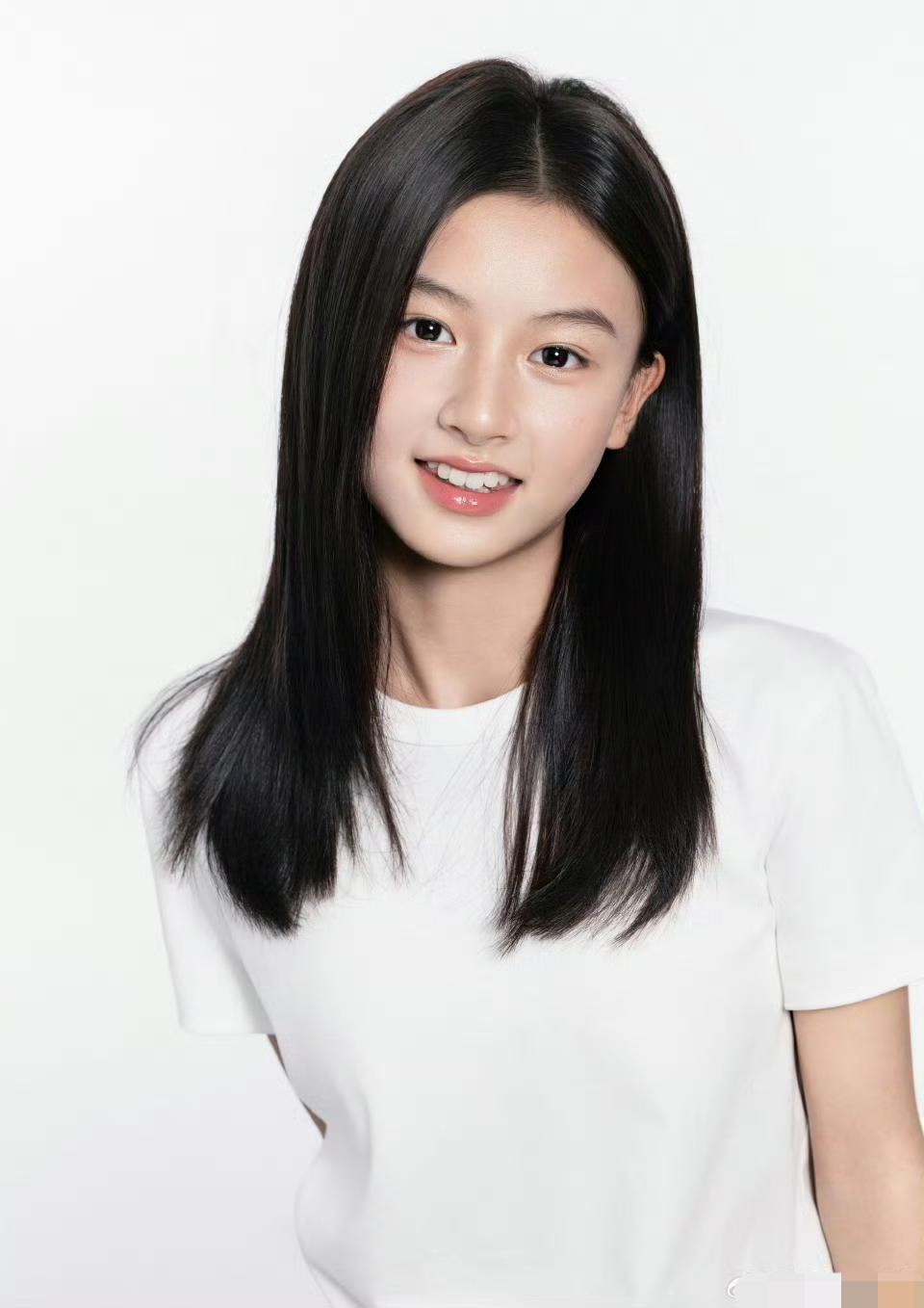 娱乐圈到底是诱惑太大，
15岁素人女孩七七，前段时间她妈妈还说不签约公司，以学习