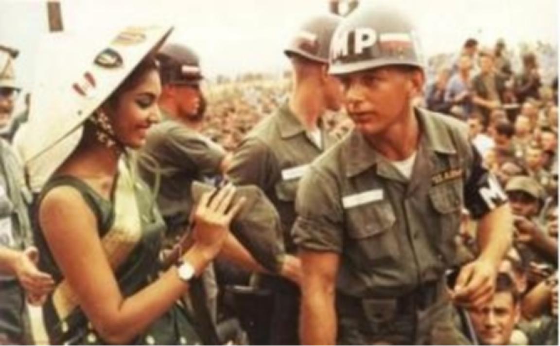 越南战争时，很多美军士兵在战场上没有老婆陪着，于是就找了越南当地的女子陪伴。结果