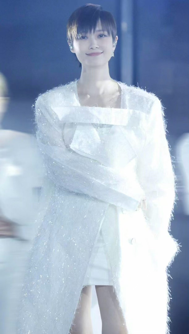 肖战给李宇春送花篮了肖战给李宇春北京演唱会送花篮祝李宇春北京收官场圆满落幕，感谢