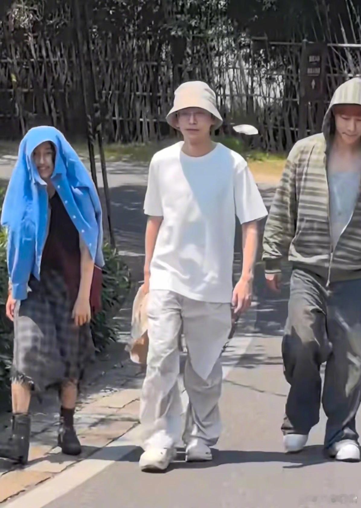 张艺兴、彭昱畅、张子枫《向往的生活8》路透向往的生活8乌镇路透 ​​​