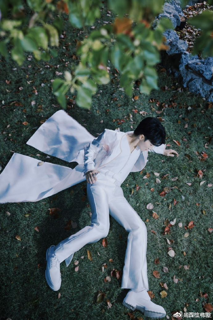 周深樱花树下站谁都好看 工作室出图速度封神！周深樱花傍晚出发图，春风落樱环绕，每