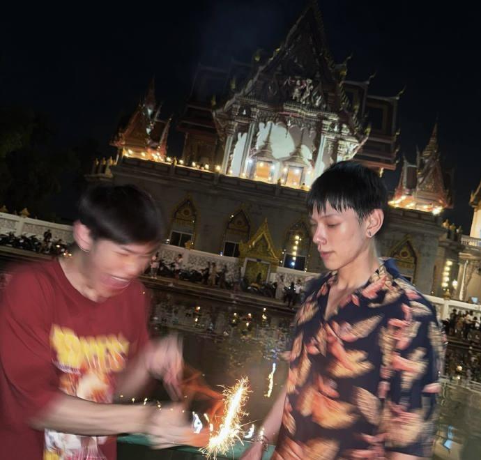 你以为正常的行为
其实这是生理性喜欢的表现：

1.想咬对方：咬耳朵、咬手
2.