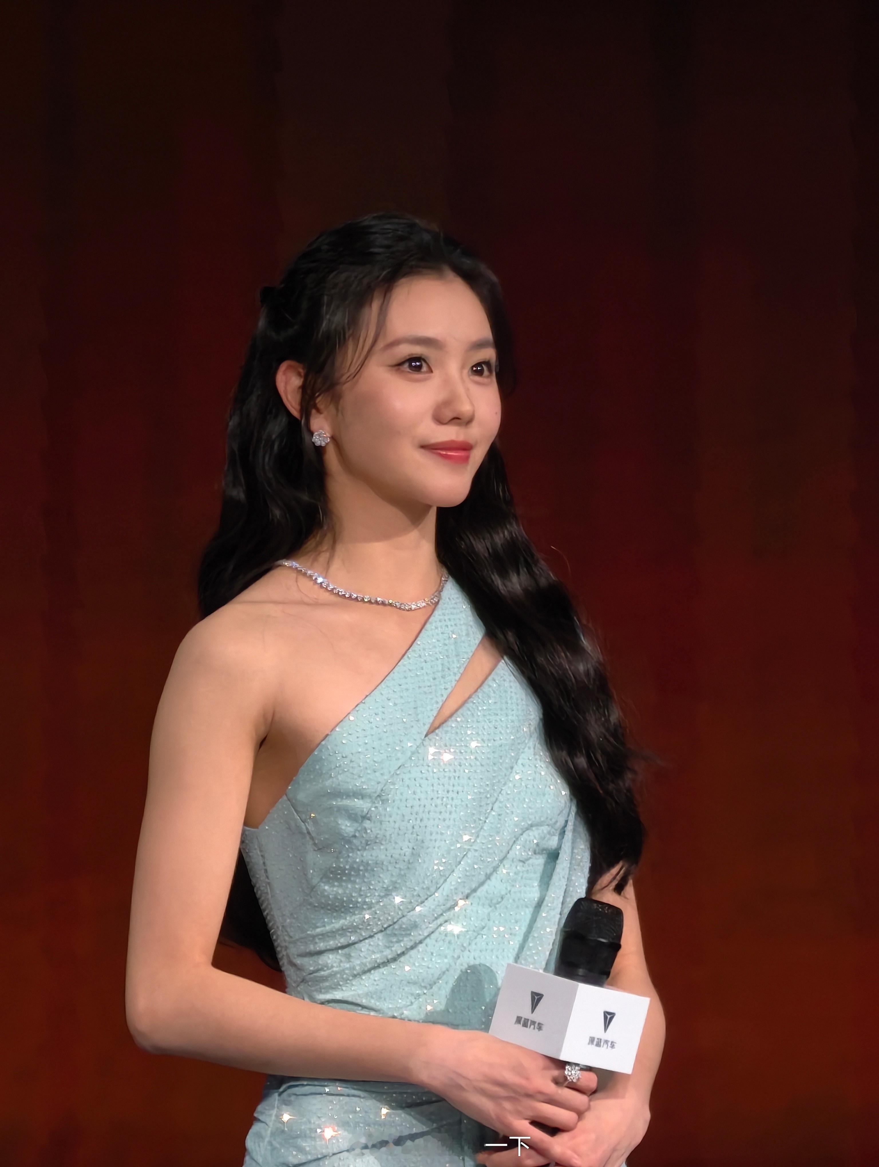 刘浩存妹妹生图，感觉没有化太浓的妆，年轻就是好啊