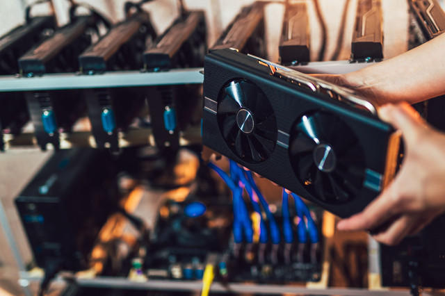 #两人私接高压线在猪圈挖比特币#【私接油田高压线在猪圈架设矿机挖比特币，两人偷电