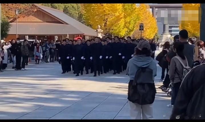 日本防卫大学学员集体参拜“靖国神社”，这就是想把自卫队军官训练成“军国主义继承者