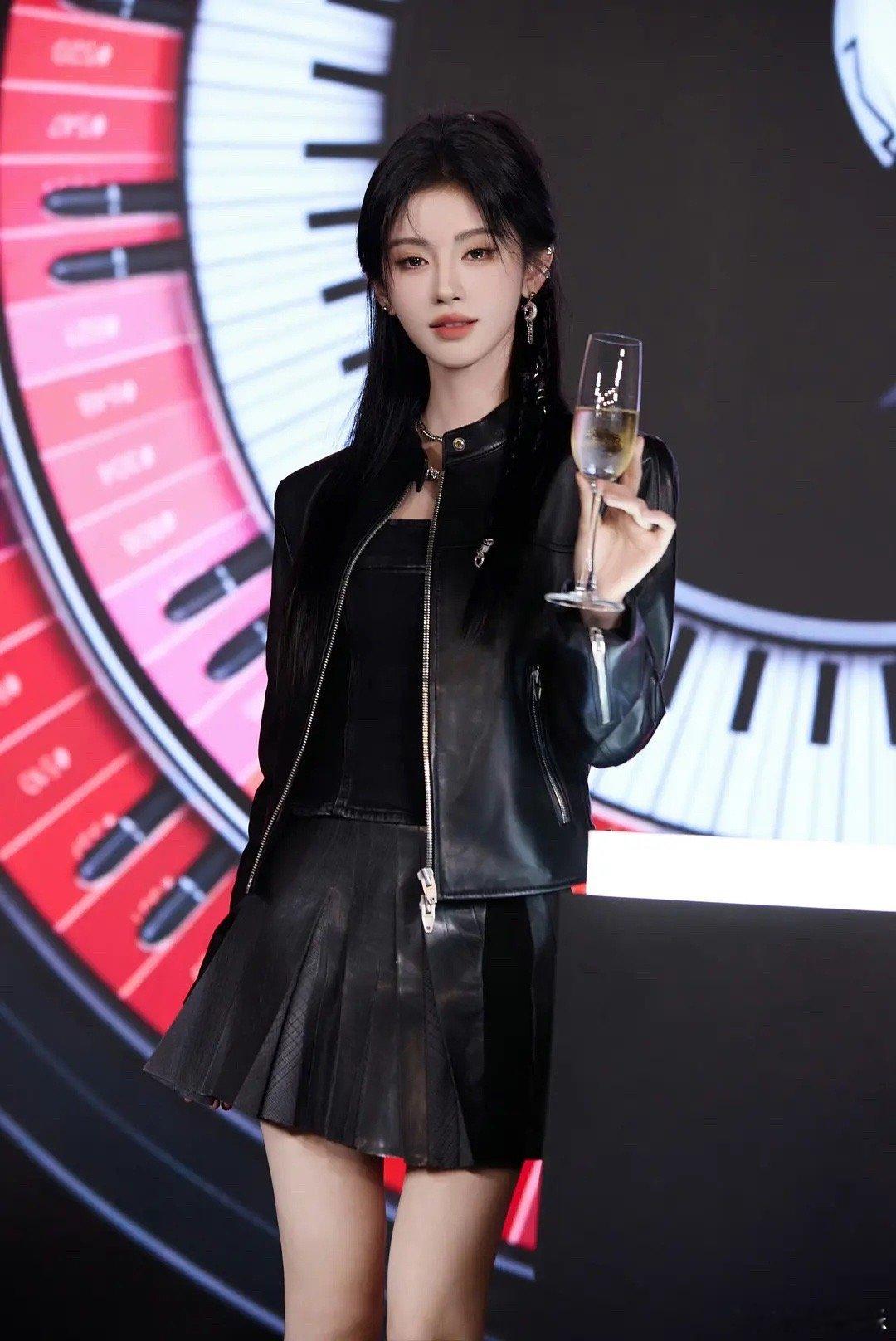 怎么鞠婧祎这么权威的颜值还有人审判身高啊，内娱能不能多爱女明星一点 ​​​