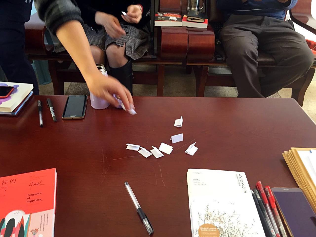 老书记干到了县领导职务，工作很有方法和路子，不按套路解决问题，跟他干过的都很服他