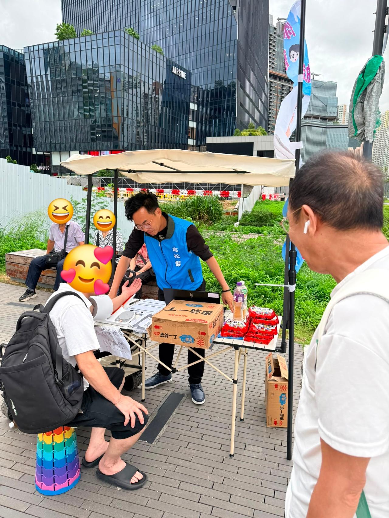 繁忙的一天后，高Sir下午继续落区，在启德简约公屋开量血压街站，今天听取多位街坊