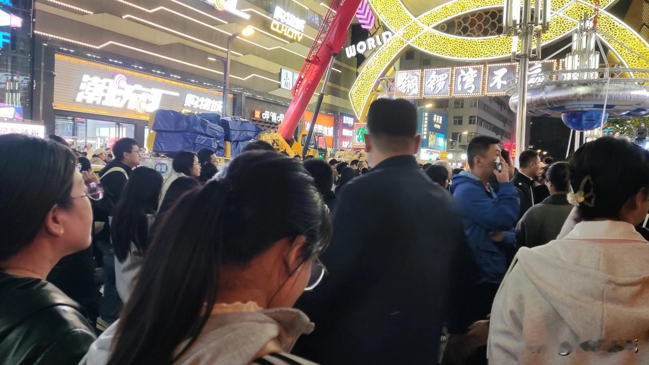  千年古城太原的铜锣湾，最近也是异常的火爆。
其中原因有以下几个方面？一是双十一