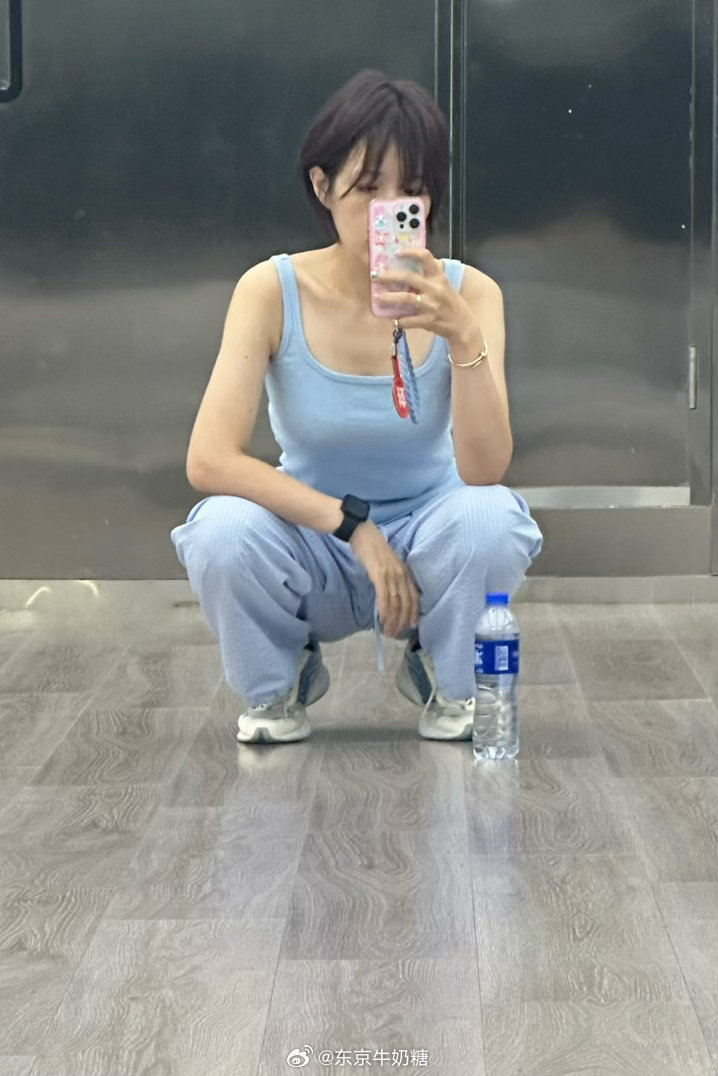 其实脑子里在认真对抗便意。吃个烤匠已经腹泻三天了但是还想吃。。累得没辙了。还好没