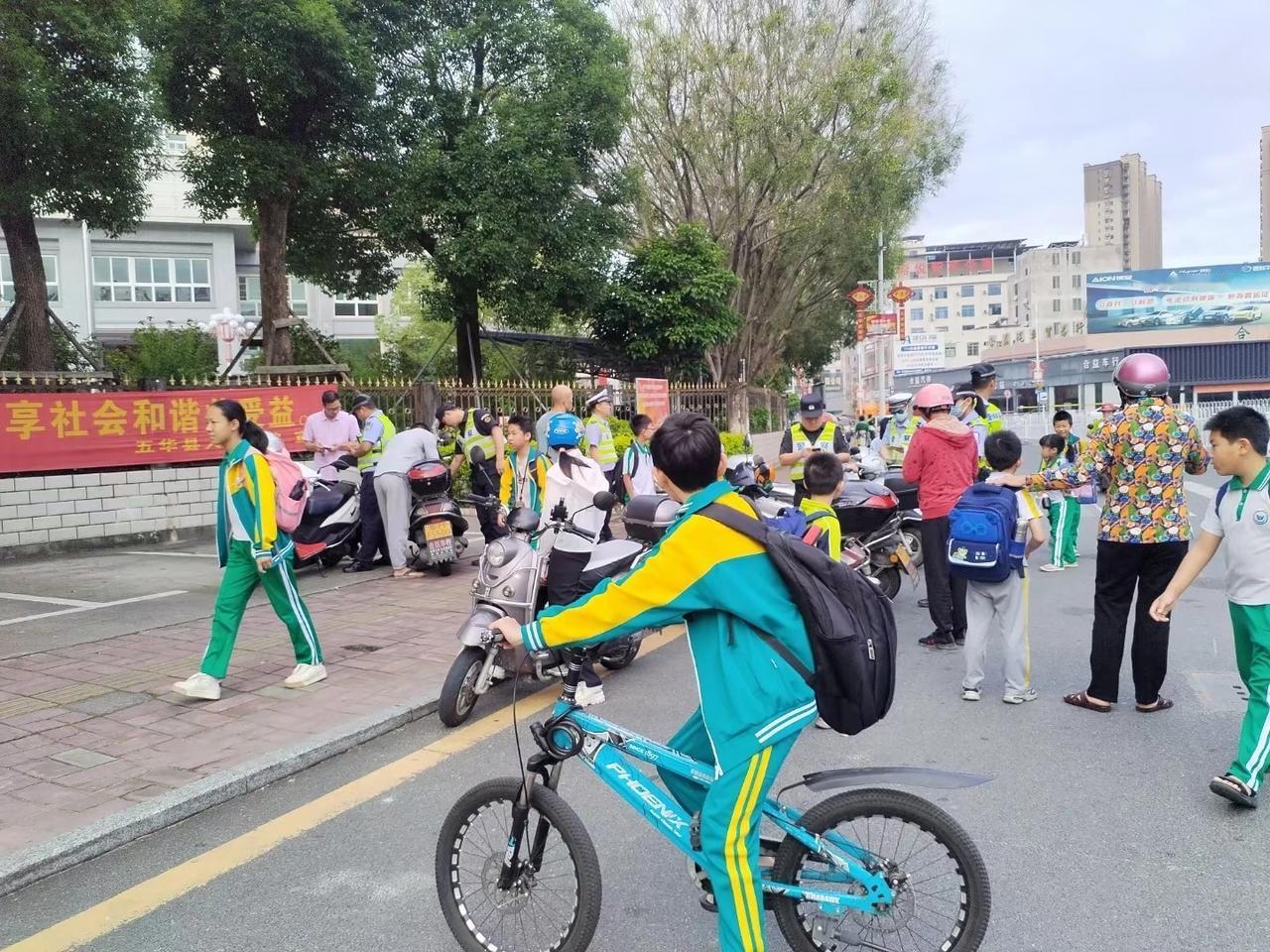 梅州五华交警，全世界最敬业的人！没有之一！在此就问一下：他ND，老盯着小学生做什