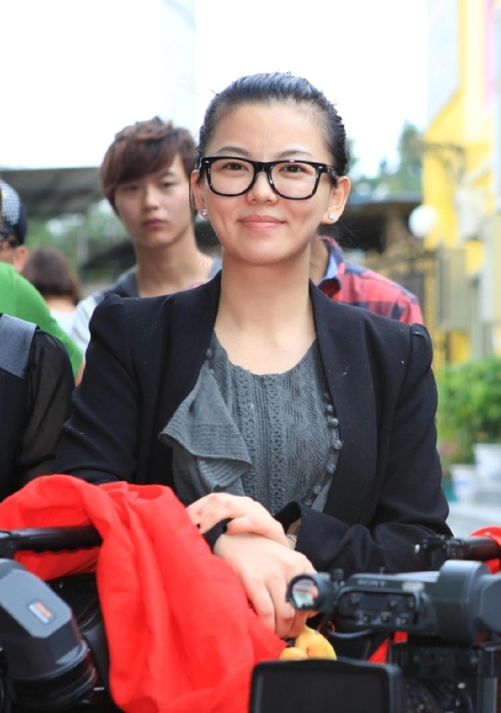 李湘还在拼事业吗？答案是肯定的。宣布退休不到半年，她就一身红西装现身李维嘉直播间