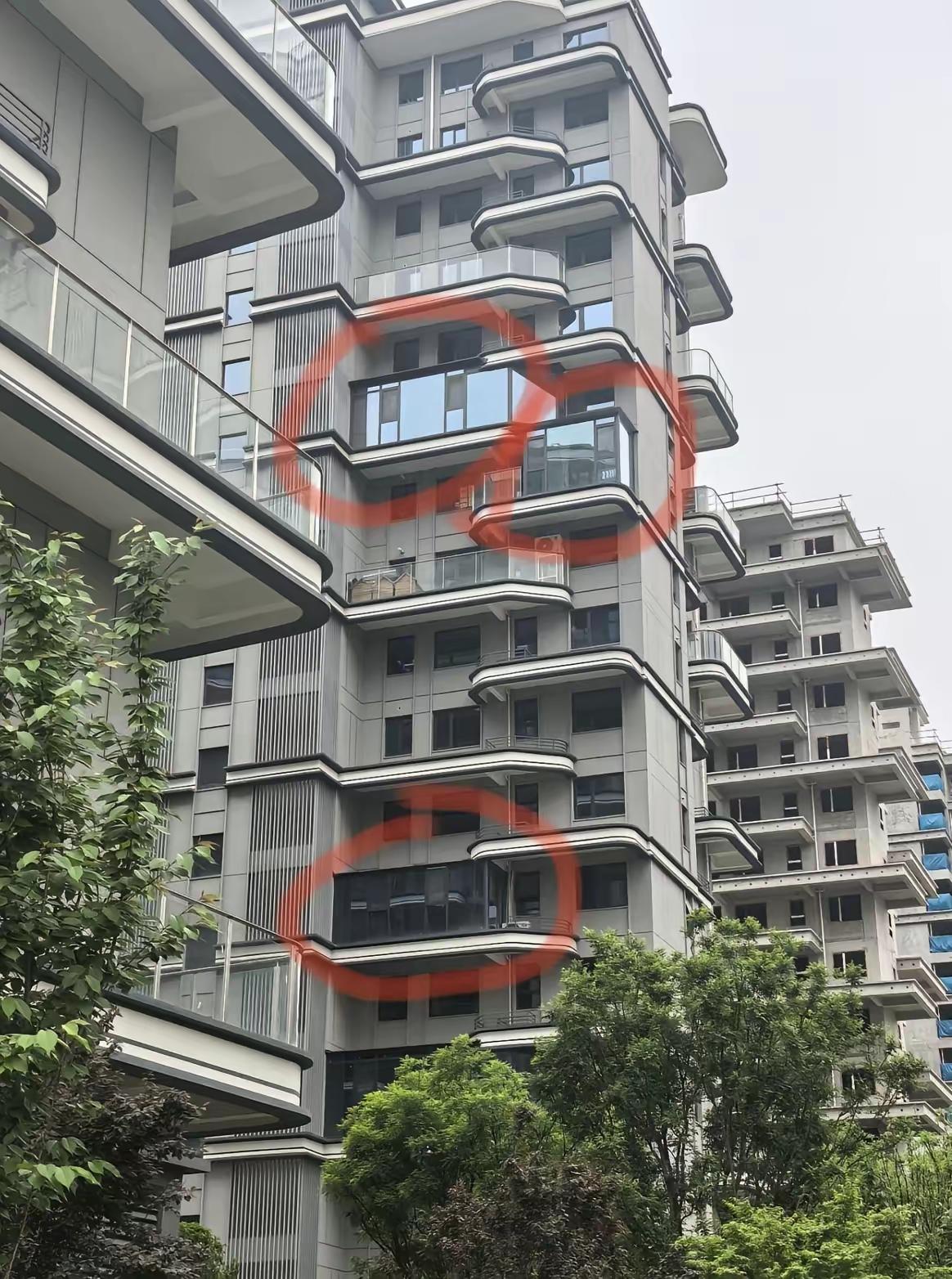 网上的第四代住宅图片，其实就是阳台超大。这阳台统一全封要么不允许封，否则会严重影