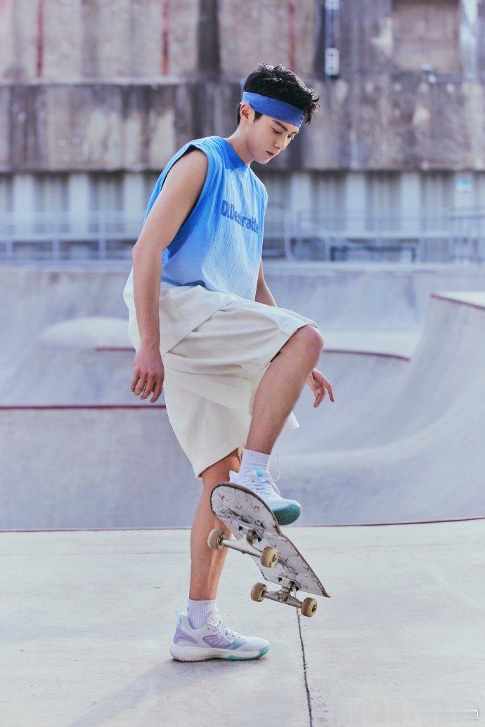 #王鹤棣小腿肌肉##王鹤棣男大既视感# 王鹤棣的这身造型，完美地展现了他的男大既