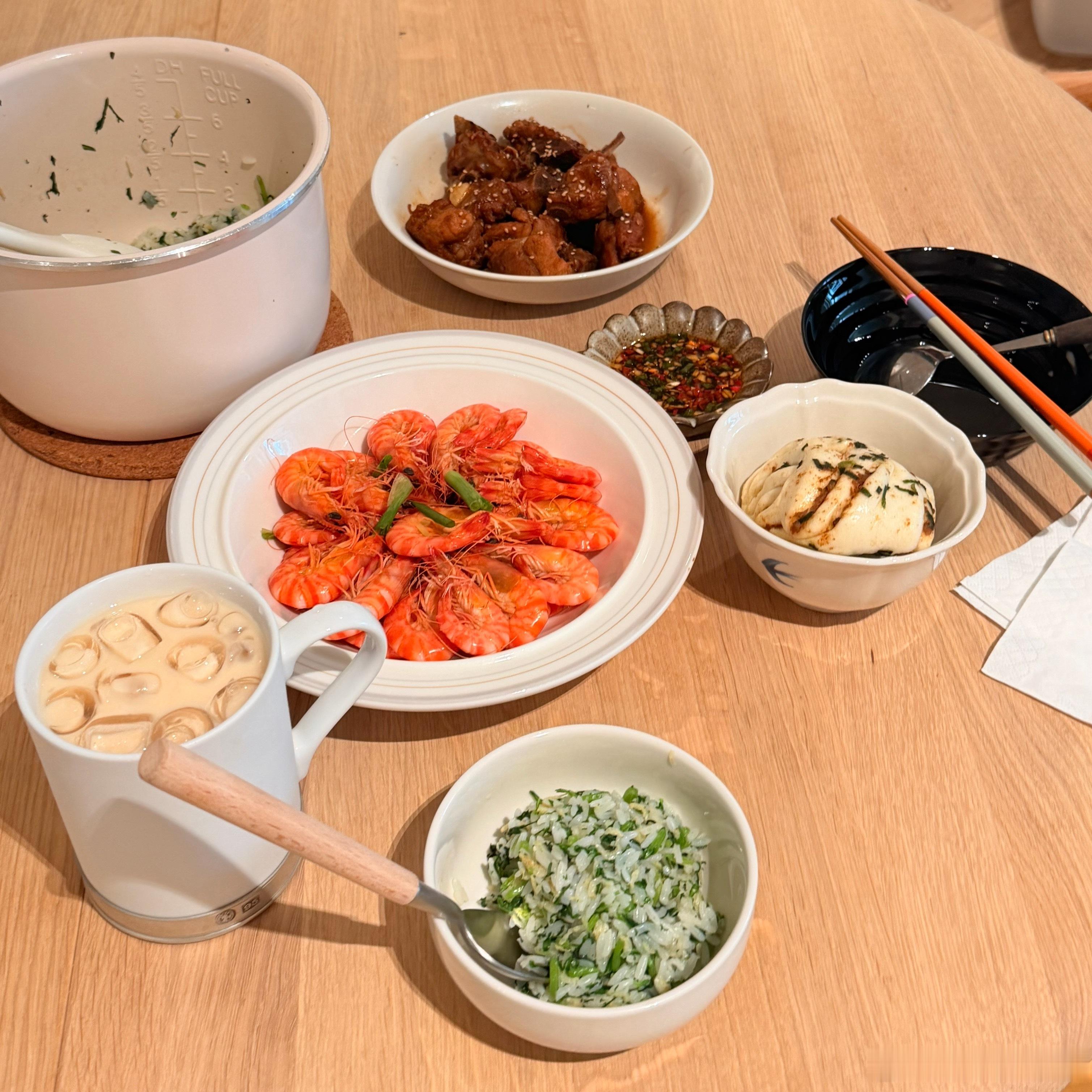 今天中午吃茼蒿菜饭排骨和白灼虾你们吃什么好美味哟 ​​​