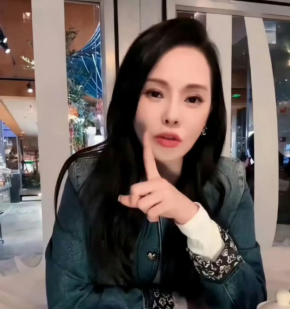 伊能静尝试生酮饮食半年瘦到86斤 该说不说，伊能静今年已经有56岁了，但是感官上