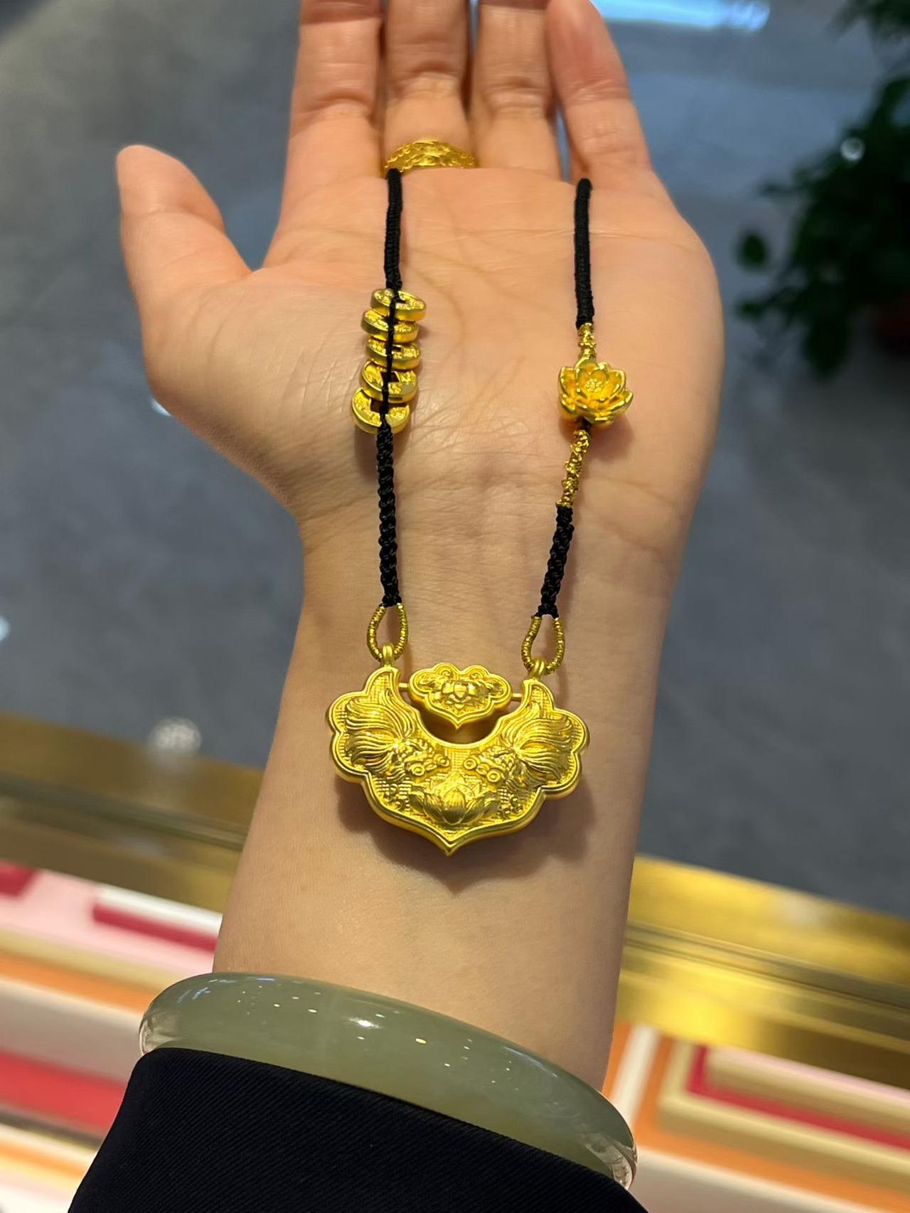 你们发现没有
男女之间
但凡是真心实意帮你的
多少都有点喜欢或者爱恋
如果没有一