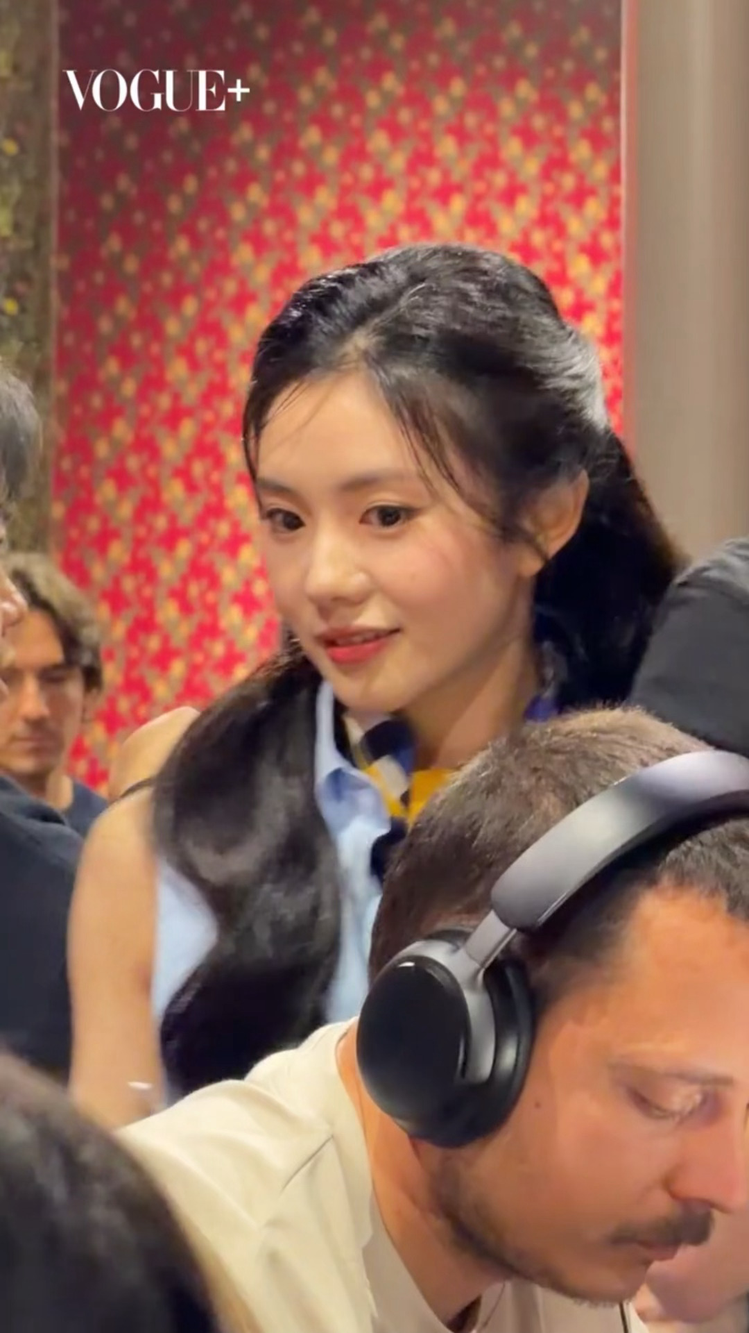 刘浩存闪耀巴黎不解释，明媚得不像话了，她笑起来眼睛亮晶晶的～🥹 