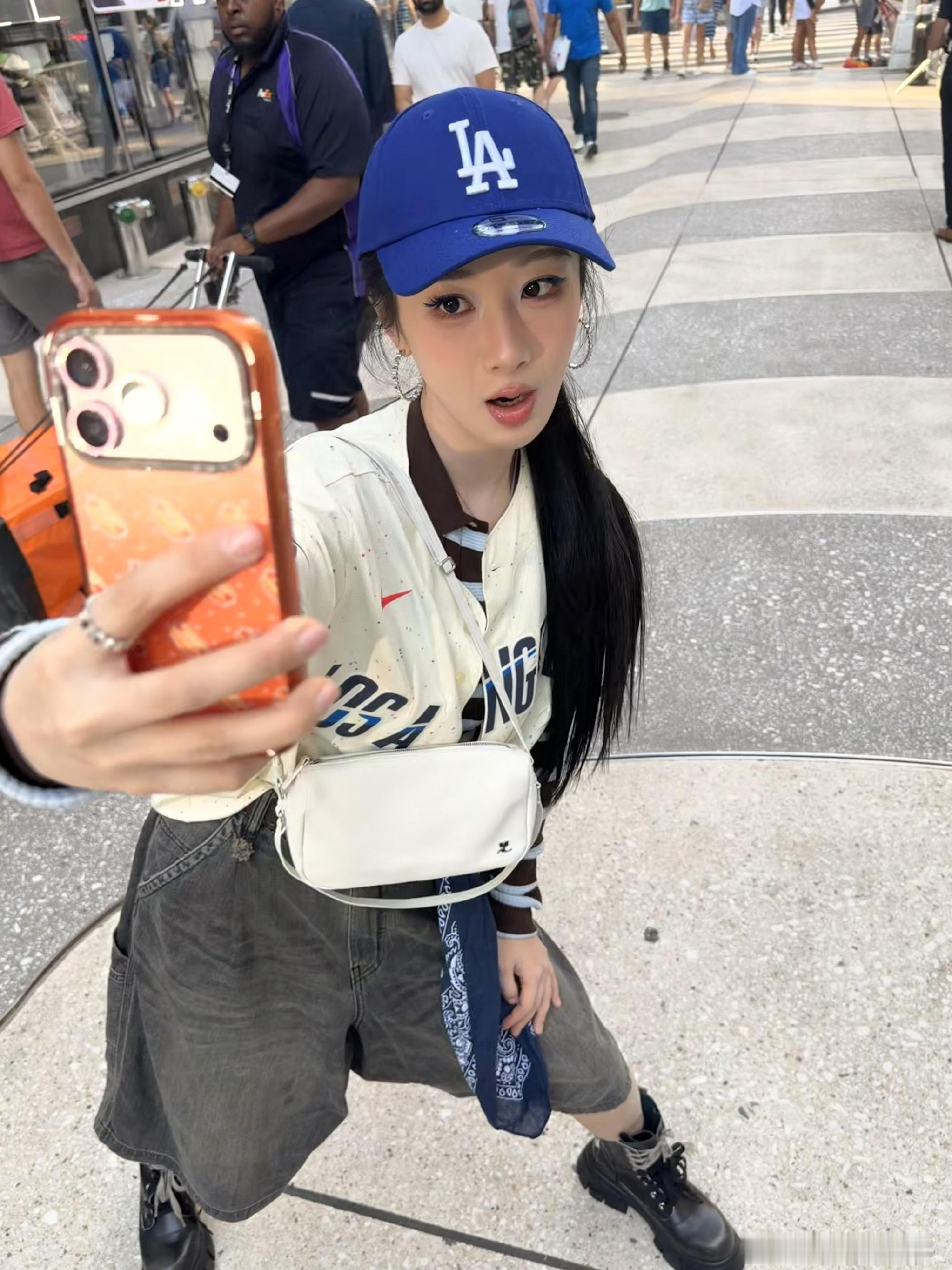 杨紫杨紫 日子甜甜的，像清晨的柠檬水，像初冬的太阳，像梦里的大海，像第一次遇见你