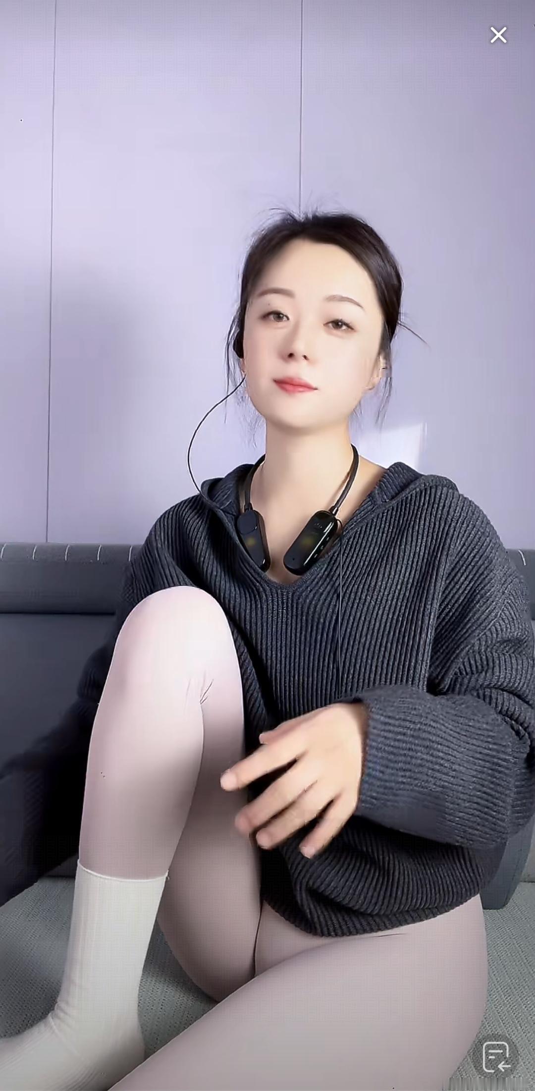 友情提示各位看直播的朋友，主播这个姿势坐着，膝盖到不了锁骨的，现实中全是小短腿[