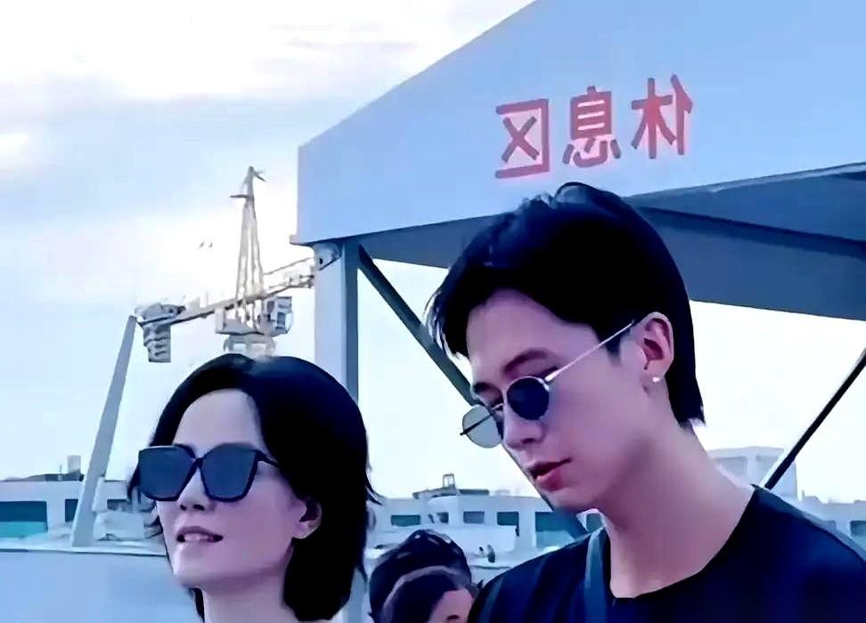 娱乐圈混了15年的资深摄影师瑞恩，在8月30日的阿那亚音乐节上，被一根中指当场戳