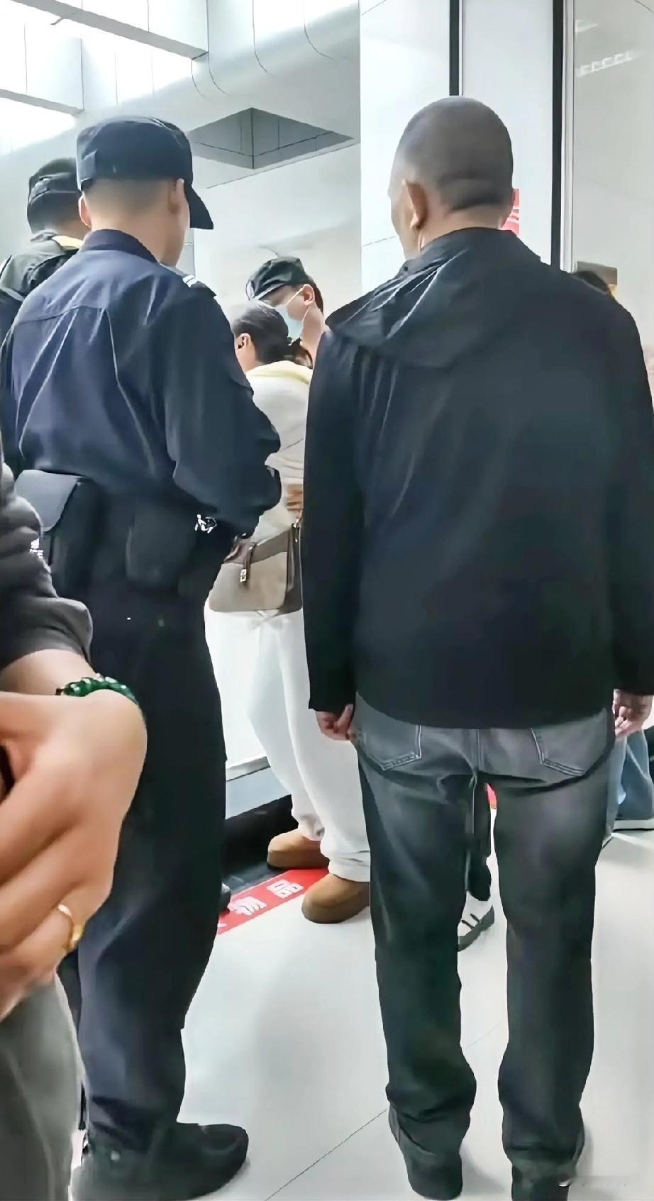 六岁孩子好可怜，妈妈接受不了，到遵义医学院闹，只是想要个说法。我以为遵义医学院是