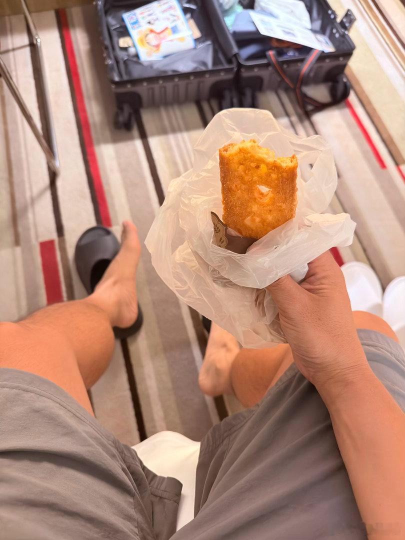 饿了！吃块面包～～ 