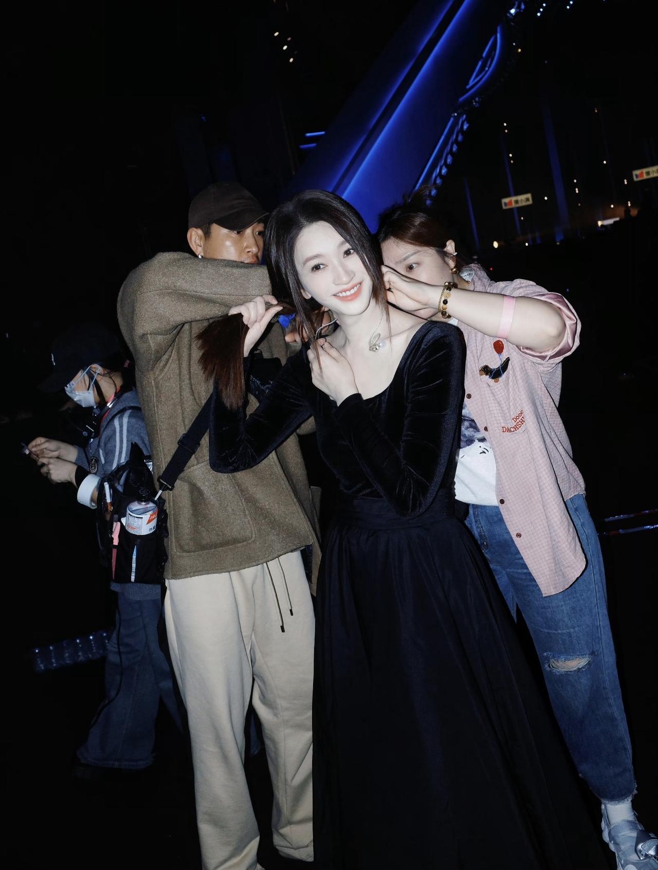 近日，李小冉参加《浪姐7》，她作为首期节目嘉宾登场，真的太美了。

这是一张工作