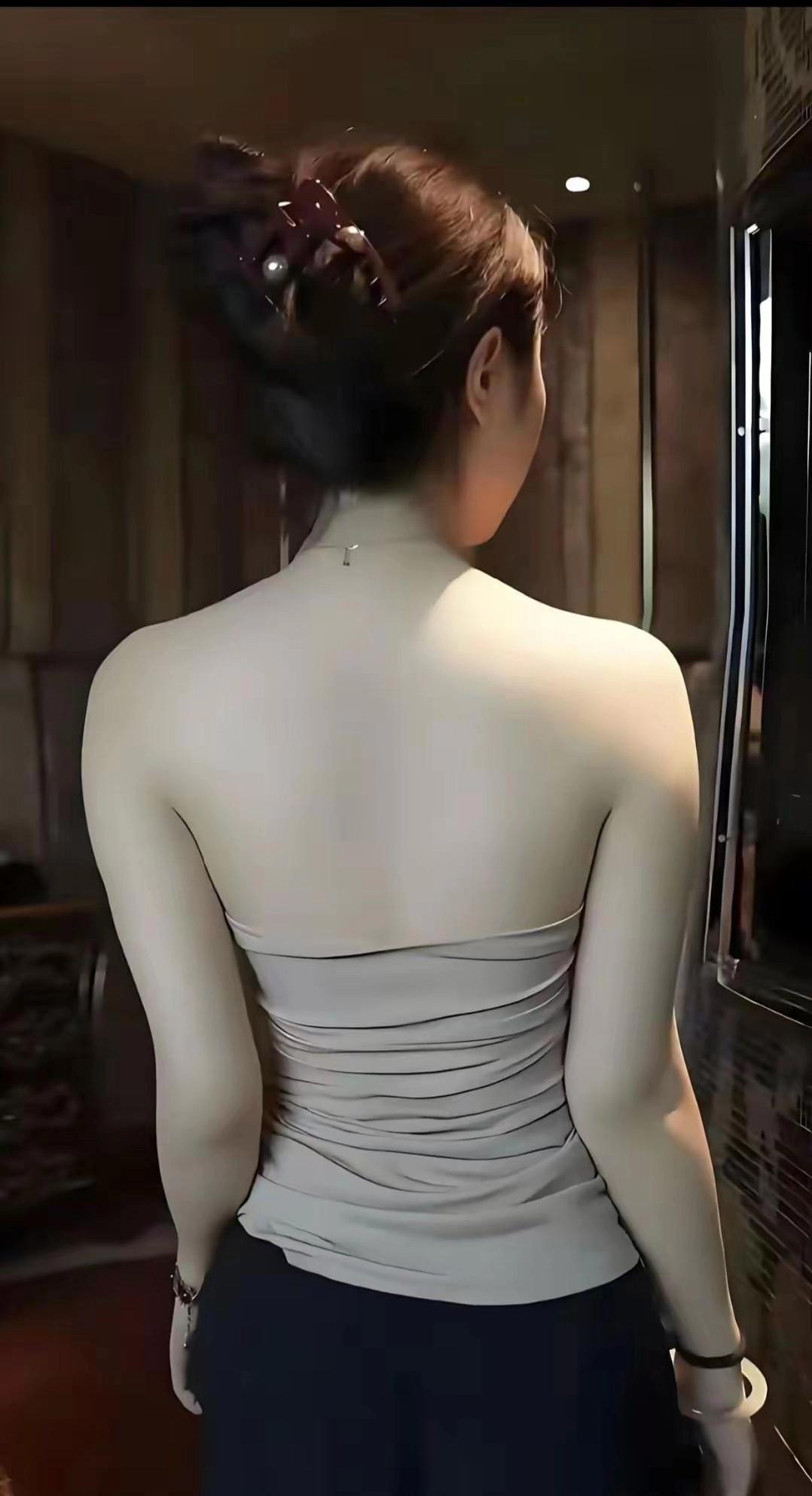 媳妇总说我情商不够，不会哄女孩子，不懂女生的心思，就像一块木头一样。
于是我就向