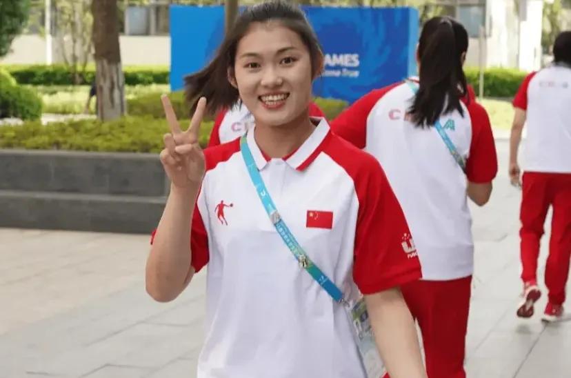 张静一第一职业是老师!!!
谁能想到打的这么好的球员不是一个球员，而是一个老师，