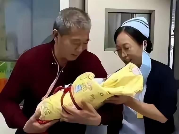 枣庄小天赐迁徙去广西南宁了
——祝小天赐茁壮成长！
枣庄退休田女士
六十七岁喜受