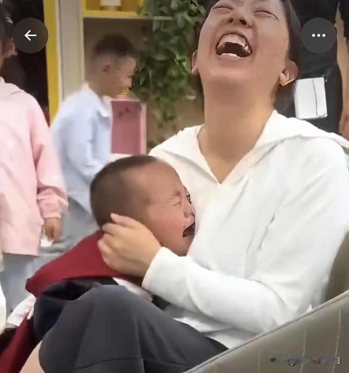这个小男孩估计这辈子都忘不了自己哭错人的那天。

云南商场里，他一转身找不到妈妈