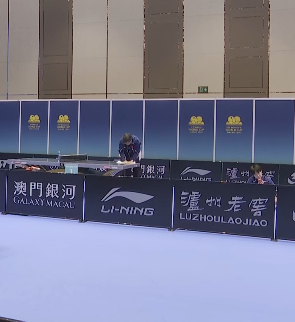 勤劳的逊师傅擦桌中 