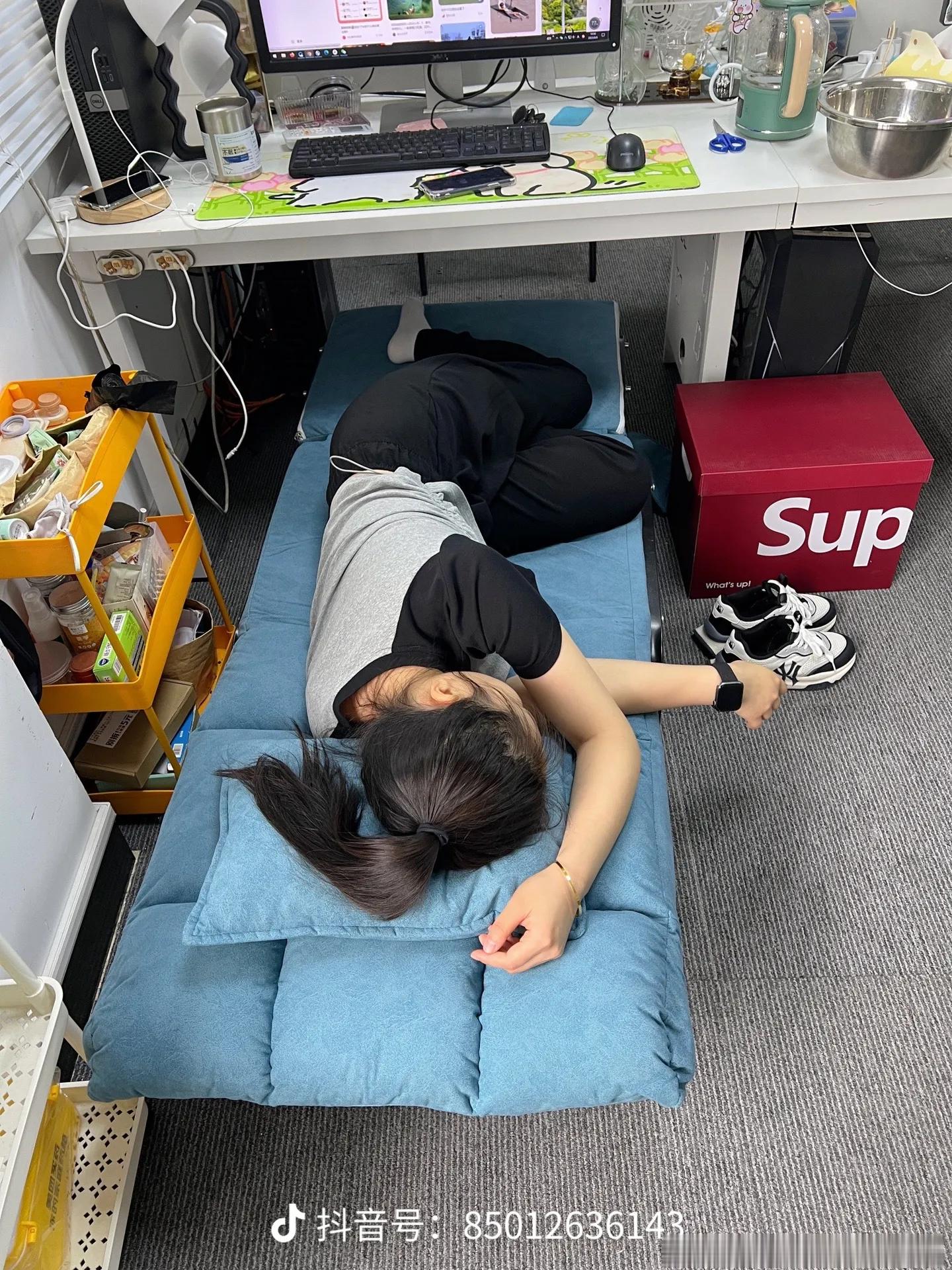 上班累了可以在公司楼道睡觉我都是趴办公桌午睡的，睡着睡着有时候惊跳了，你们也会么