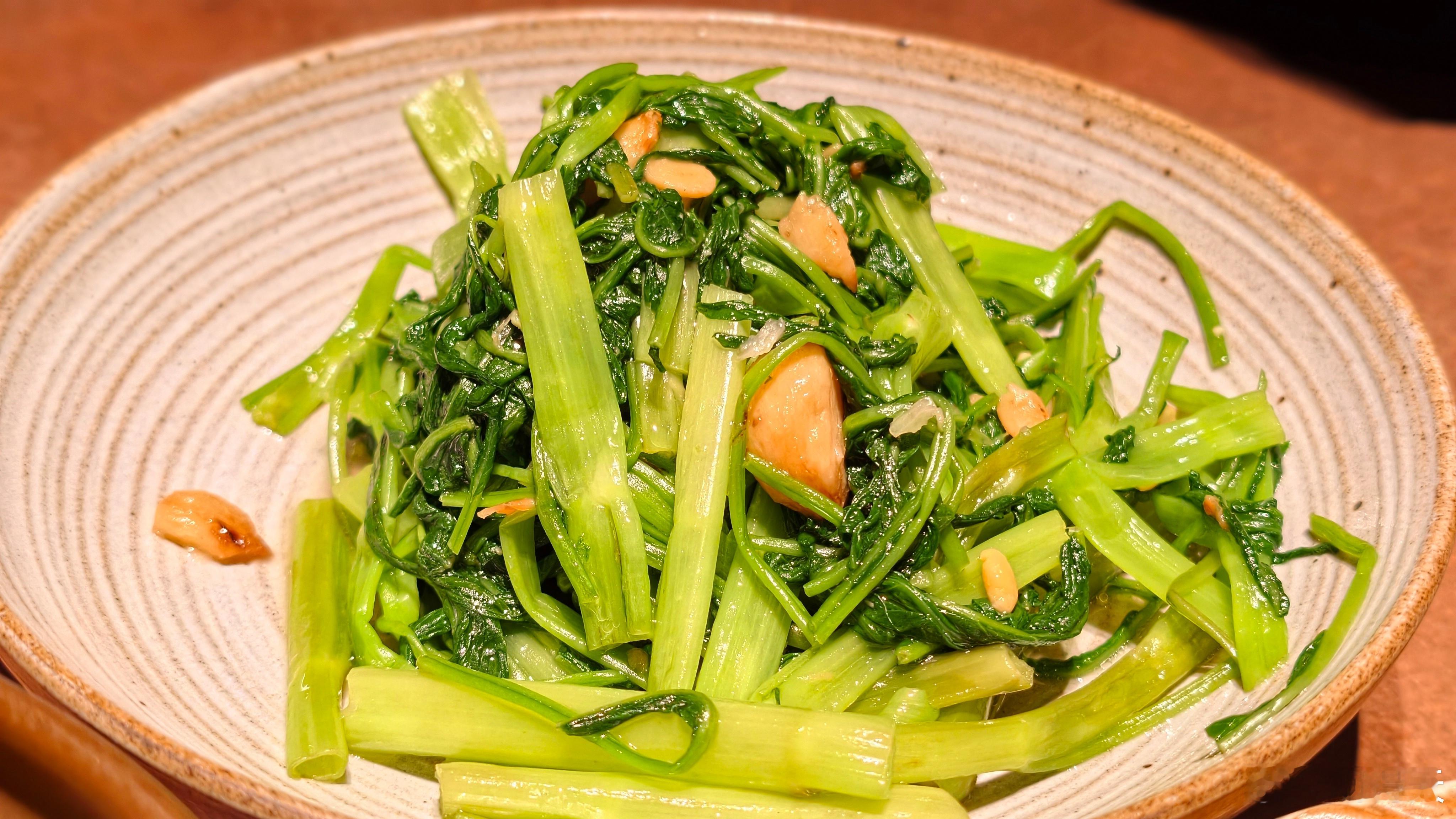 热热乎乎色香味俱全，看着就好吃。吃中餐的仪式感比吃西餐还要好。绿色的菜更健康。冬