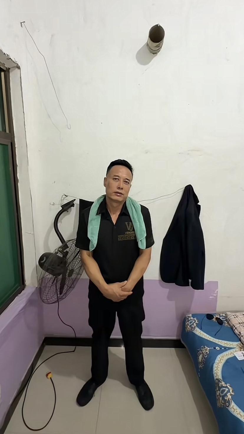 一夜爆火的“烤斯克”回应走红：我就是一个普通烤串师傅

一段随手拍下的短视频，让