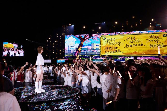 李宇春给我唱回彩铃时代了带家里刚高中毕业的妹妹一起看B站毕业歌会，李宇春开唱《想