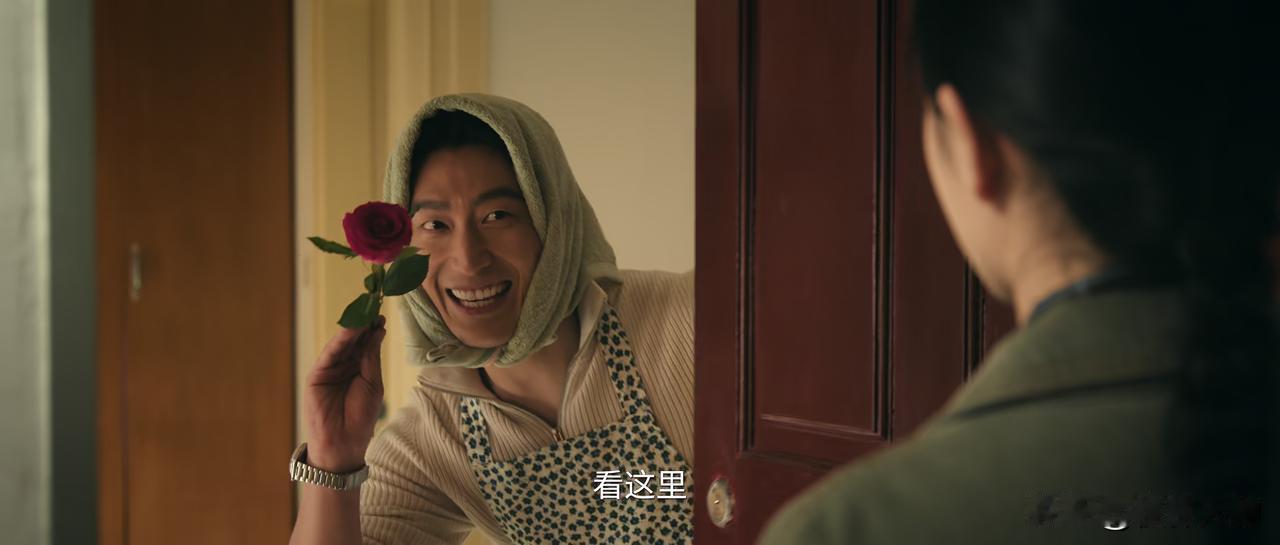 忆秦娥嫁给了刘红兵，两人分到了剧团的大房子。所有装修都是刘红兵出钱出力，家务事忆